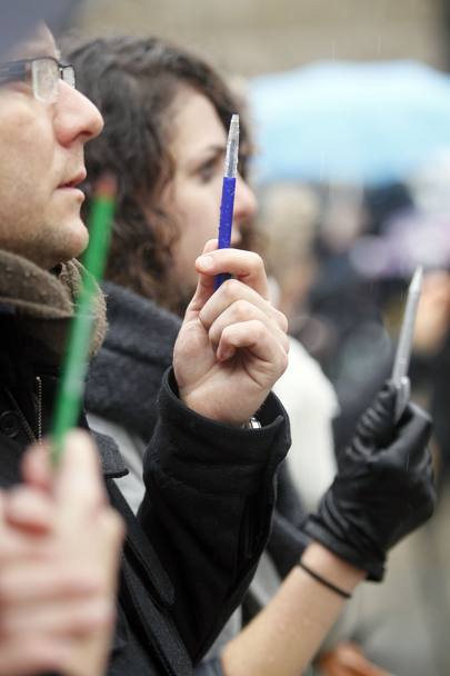 Penne e matite, simboli di solidariet per le strade di Parigi